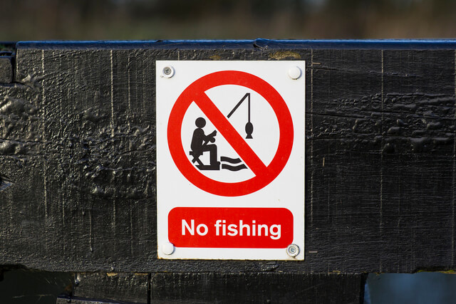 A no fishing sign
